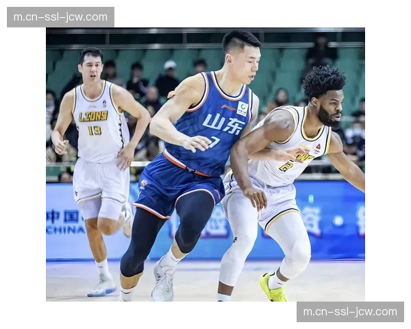 奈梅亨攻防转换速率惊人，由守转攻三到四脚传递即形成射门机会